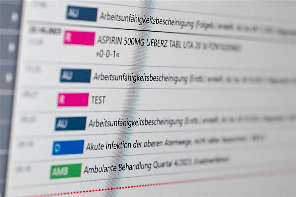 Die elektronische Patientenakte soll den früher üblichen Papierwust bei der Behandlung von Patienten überflüssig machen. (Symbolbild)picture alliance/dpa