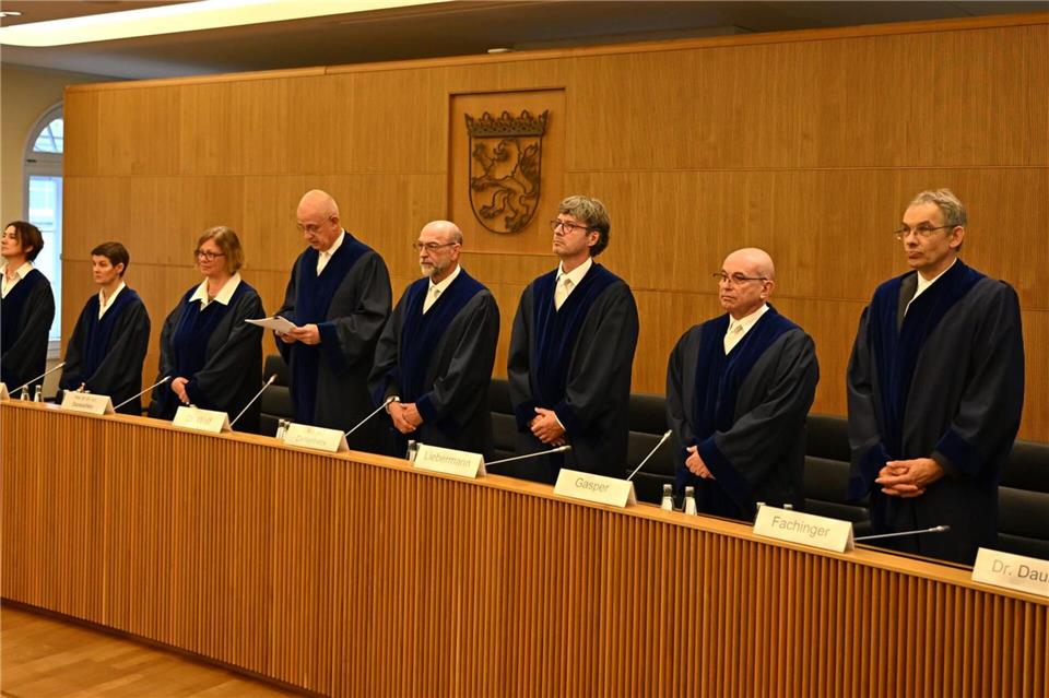 Die elf Richter des hessischen Staatsgerichtshofs haben sich mit dem Streit um das Wahlrecht im Land befasst. (Archivbild)Michael Brandt/dpa