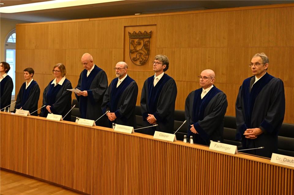 Die elf Richterinnen und Richter des hessischen Staatsgerichtshofs befassen sich nun mit der Wahlrechtsreform im Land. (Archivbild)Michael Brandt/dpa