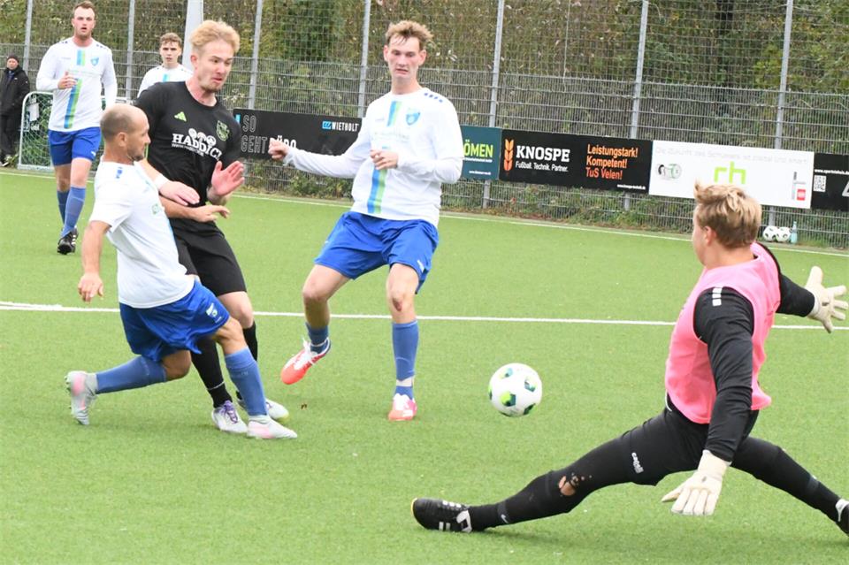 Die endgültige Entscheidung: In dieser Szene behält Velens Tim Bargemann die Nerven und bugsiert das Spielgerät zum zwischenzeitlichen 4:1 in den Borkener Kasten.