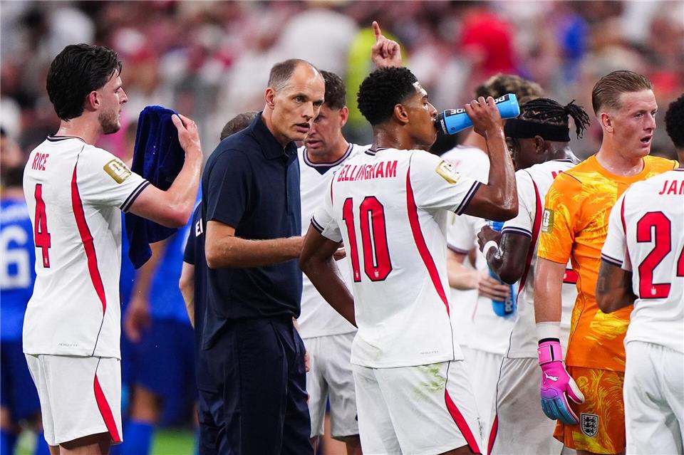 Die englische Nationalmannschaft bei einer Trinkpause im Spiel gegen Kroatien.Bradley Collyer/PA Wire/dpa