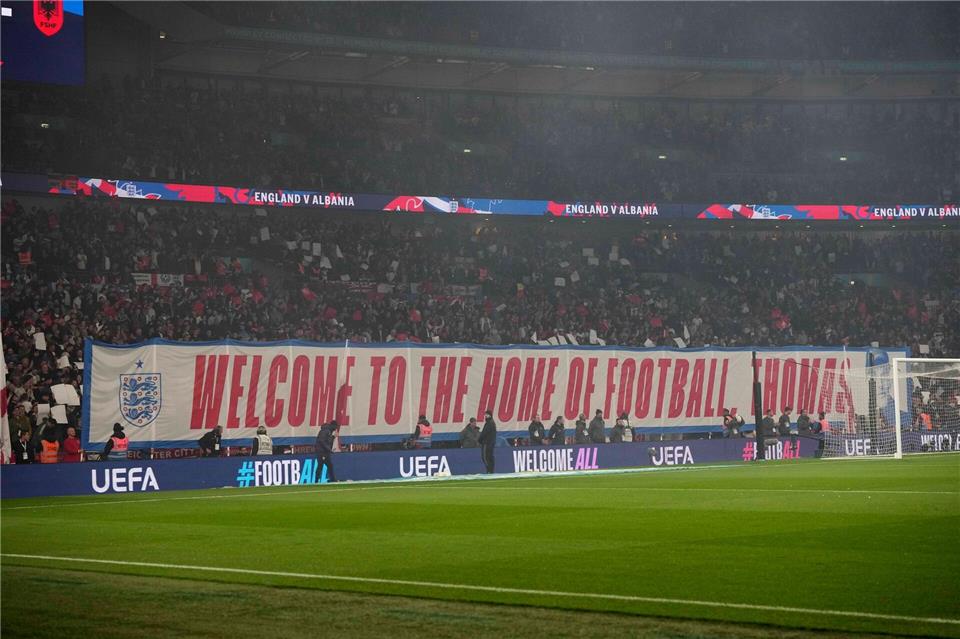 Die englischen Fans begrüßen Thomas Tuchel bei Englands einen 2:0-Sieg gegen Albanien.Alastair Grant/AP/dpa