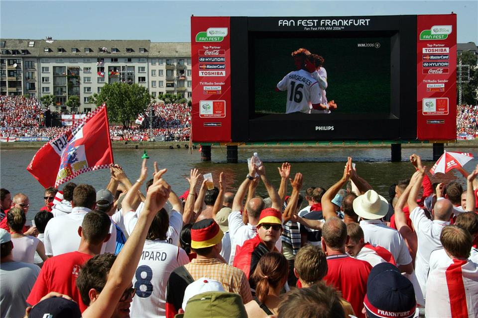 Die englischen Fans sorgten für gute Stimmung in der Mainmetropole. Uwe Zucchi/dpa