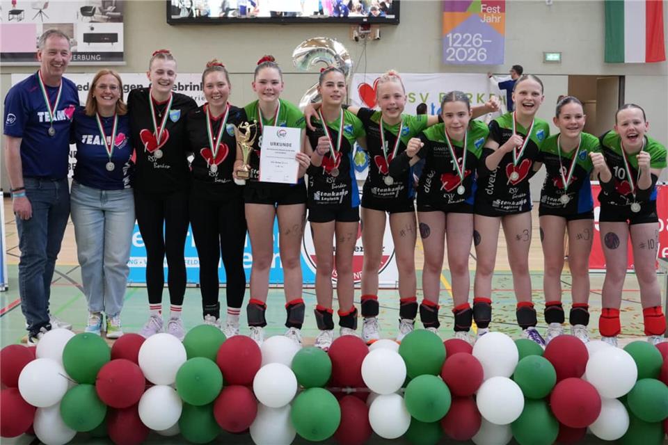 Die erfolgreiche U14-Mannschaft des RSV Borken mit dem Trainer- und Betreuer-Quartett Bernd Rudde, Anke Knuf, Hannah Rudde und Maja Gantefort sowie den Spielerinnen Johanna Paß, Emma Dobrzynski, Nala Saalmann, Ella Holtschneider, Theresa Terhechte, Clara Deelmann und Inga Knuf (von links).