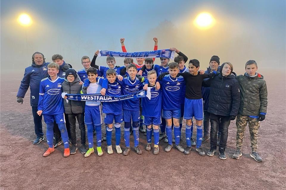 Die erfolgreichen C II-Junioren von Westfalia Gemen mit (oben von links) Trainer Thorsten Struck, Trainer Marvin Daniels, Jan Bollenberg, Luis Wienen, Simon Langela, Paul Thobe, Natan Wysocki, Pillip Vögele, Timon Bott und Trainer Daniel Strunk. Unten von links: Leo Westhoff, Ben Weddeling, Kevin Sawa, Joel Benning, Thorben Loerchner, Dean Romeo Grzenia, Levi Marquardt, Ali Hissawi, Maximilian Flanz und Jonas Wachnik. Auf dem Foto fehlen: Anton Schulte, Felix Fasselt, Luis Jonte Niehaus und Nino Wellkamp.