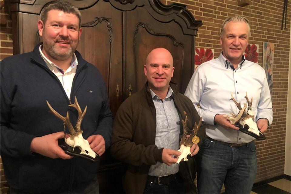 Die erfolgreichen Jäger im Hegering Reken (von links): Christian Knüver, Reinhold Laurich und Peter Möller, der die Goldmedaille gewonnen hat.