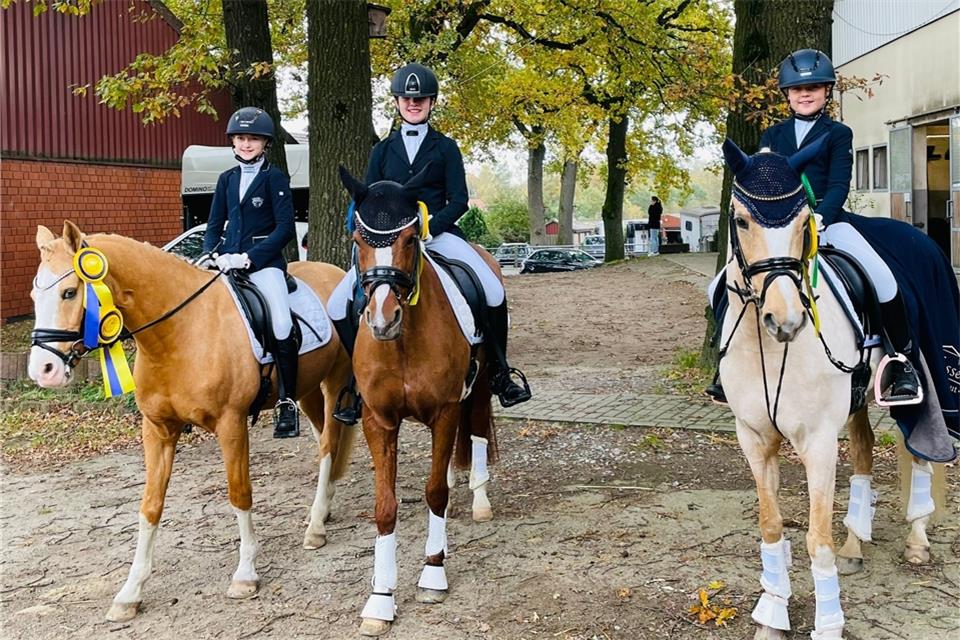 Die erfolgreichen Nachwuchs-Dressurreiterinnen Jolene Blümel (RV Velen), Martha Böhm (ZRFV Borken) und Greta Bohnenkamp (RV Rhede-Krommert, von links).