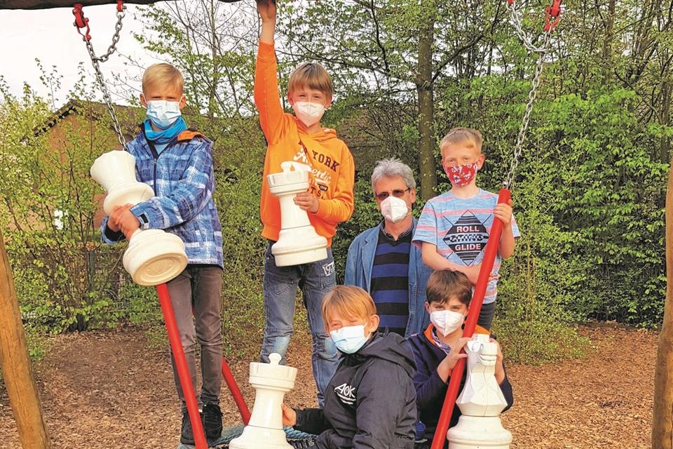 Die erfolgreichen Schachspieler (oben von links): Luis Olbing, Manuel Potthoff, Anton Thomas mit Betreuer Manfred Grömping und von links: Jonathan Eilhardt, und Sebastian Föing (alle Klasse 4c).