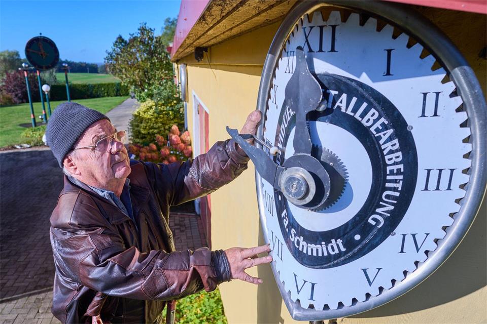 Die erste Uhr, die Schmidt gebaut hat, hängt über der Ecke einer Hauswand.Jens Büttner/dpa