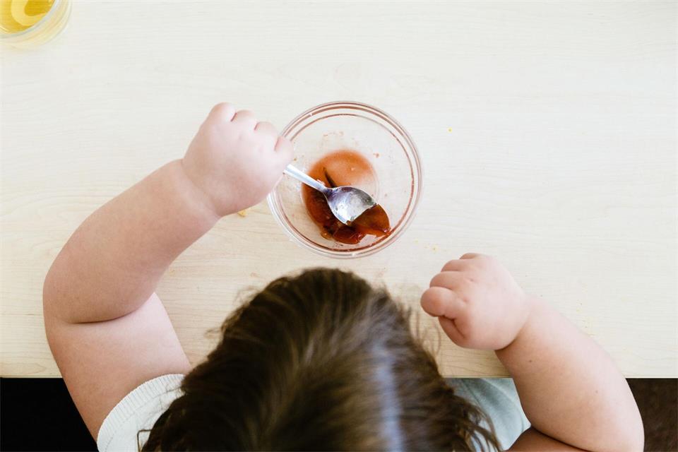 Die erste Wahl bei Kindern mit Übergewicht ist eine Ernährungs-, Bewegungs- und Verhaltenstherapie. (Archivbild)Markus Scholz/dpa