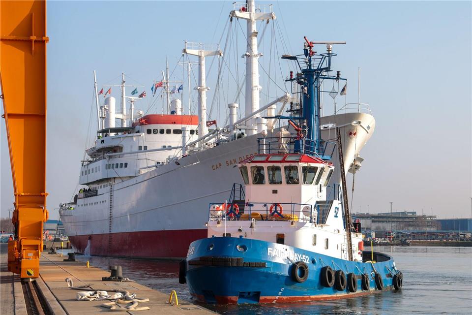 Die ersten Arbeiten erfolgen an der Kaje, später geht es ins Trockendock.Focke Strangmann/dpa