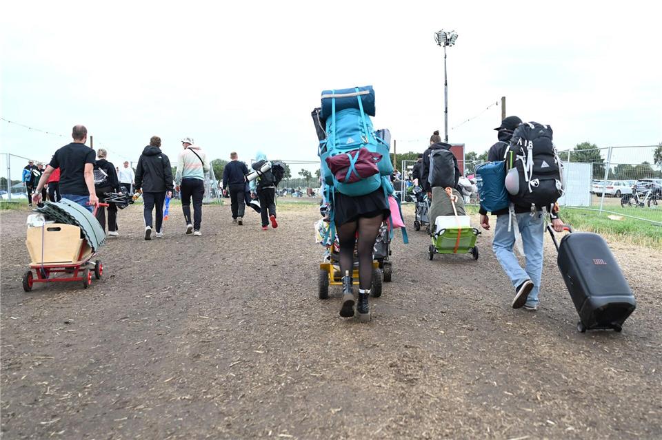 Die ersten Besucher des Festivals reisen ab. Lars Penning/dpa