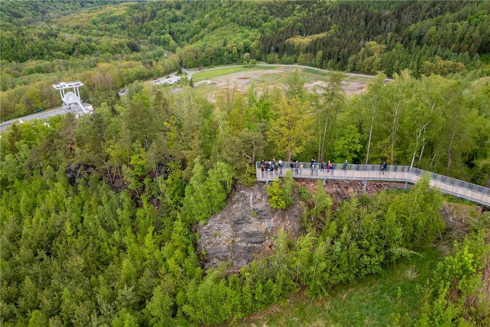 Die ersten Besucher stehen auf der neuen Aussichtsplattform am Schacht 371 des ehemaligen Bergbauunternehmens Wismut AG. Hier und an anderen Stellen in Sachsen und Thüringen wurde nach dem Zweiten Weltkrieg Uran abgebaut.Jan Woitas/dpa/dpa-tmn
