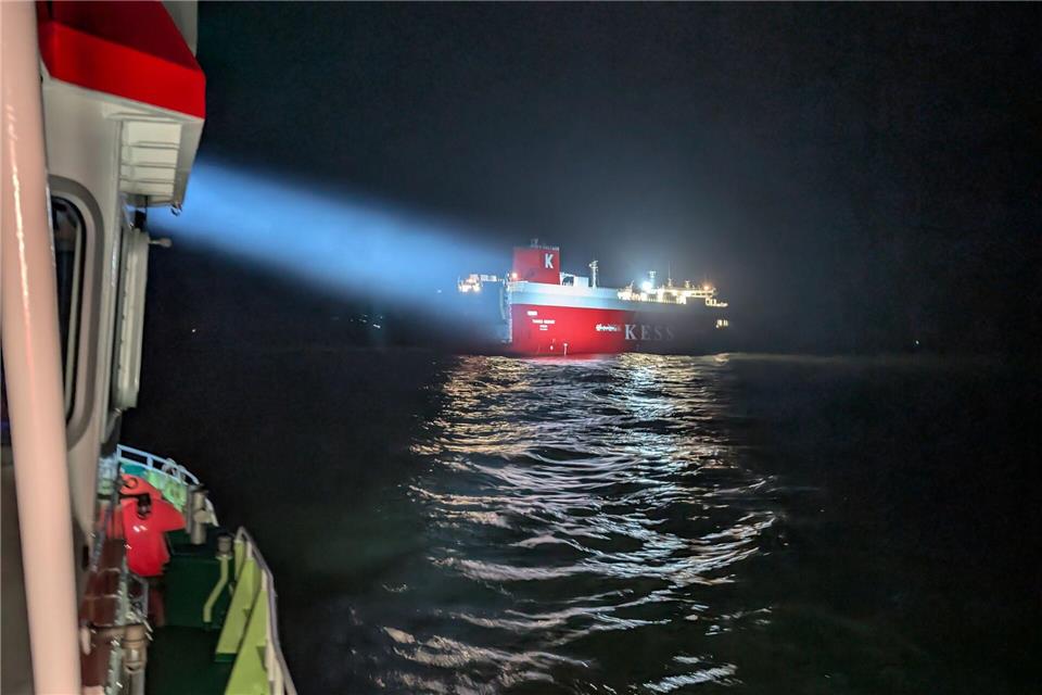 Die ersten Einsatzkräfte erreichten gegen Mitternacht den Frachter.-/DGzRS/dpa
