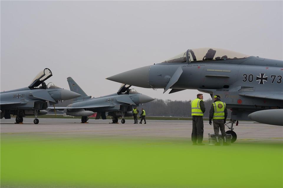 Die ersten Eurofighter der Luftwaffe sind am Montag auf dem Flughafen Lübeck gelandet. Marcus Brandt/dpa