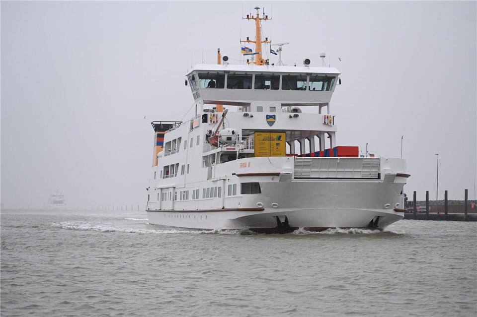 Die ersten Fähren sind wieder zwischen Inseln und Festland unterwegs. (Archivbild)Lars Penning/dpa