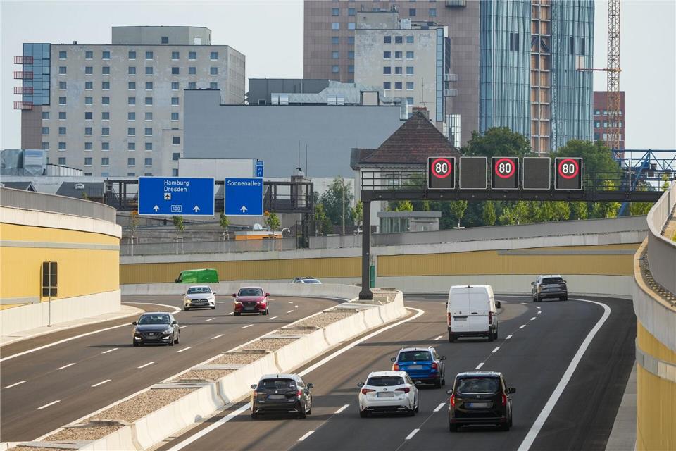 Die ersten Fahrzeuge rollen über das neue Teilstück der A100 in Berlin. Soeren Stache/dpa