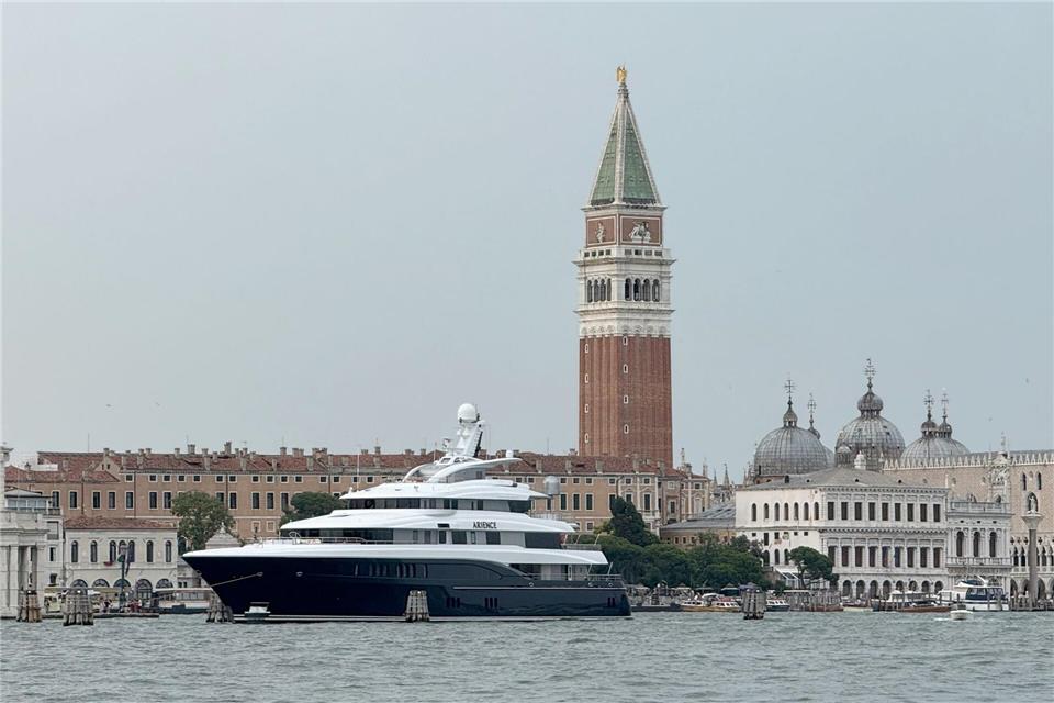 Die ersten Gäste sind schon da - eine Luxusjacht vor dem Markusplatz.Christoph Sator/dpa