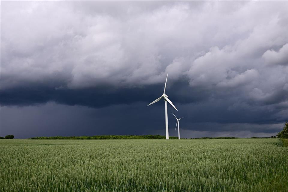 Die ersten Gewitter haben Niedersachsen erreicht. Julian Stratenschulte/dpa