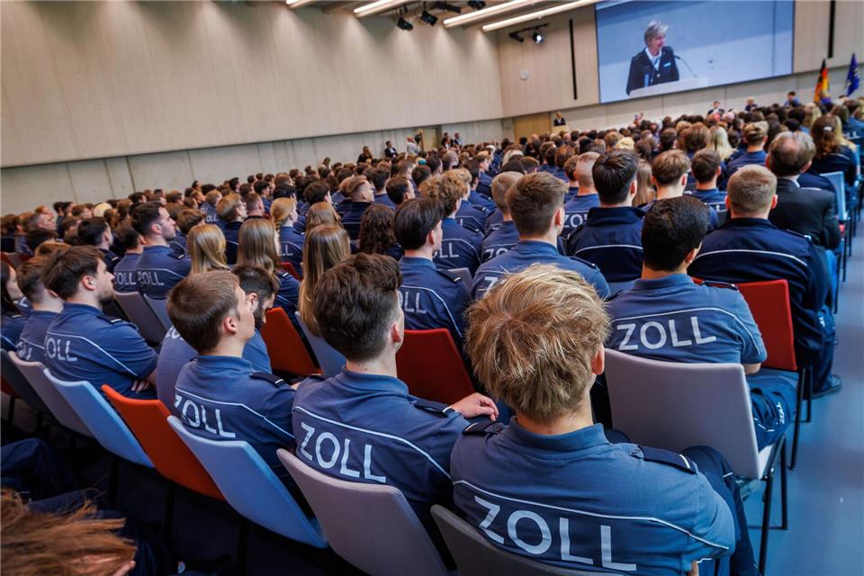 Die ersten Jahrgänge haben schon ihr Studium an der neuen Zollhochschule im Rostock-Lichtenhagen aufgenommen.  Jens Büttner/dpa
