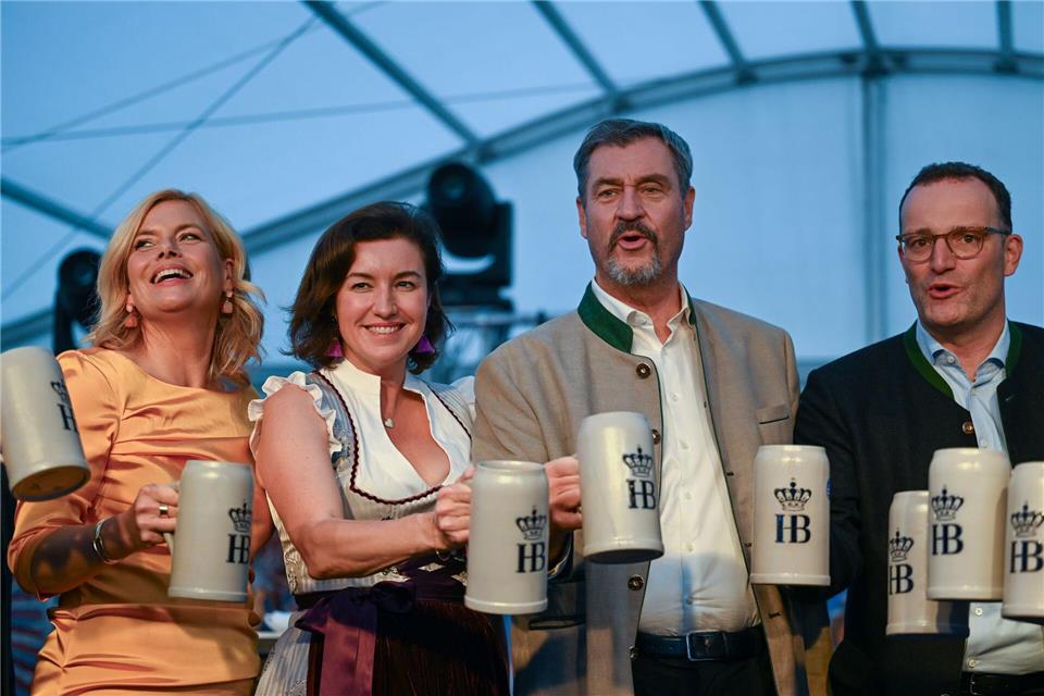 Die ersten Maßkrüge mit frisch gezapftem Oktoberfestbier gingen an die politische ProminenzSoeren Stache/dpa