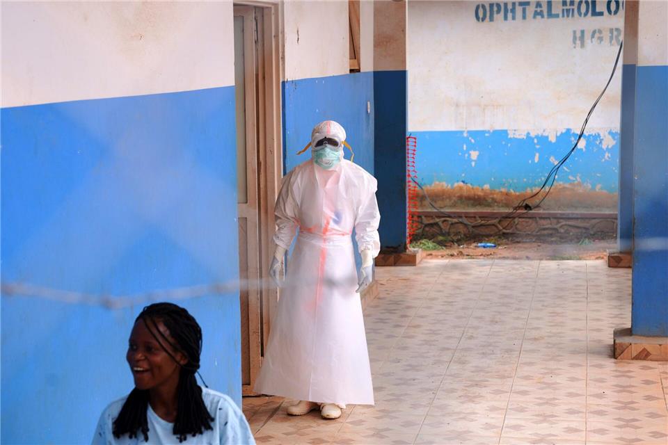 Die ersten Patienten sind in Medikamententests eingeschrieben. (Archivbild)Dirole Lotsima Dieudonne/AP/dpa