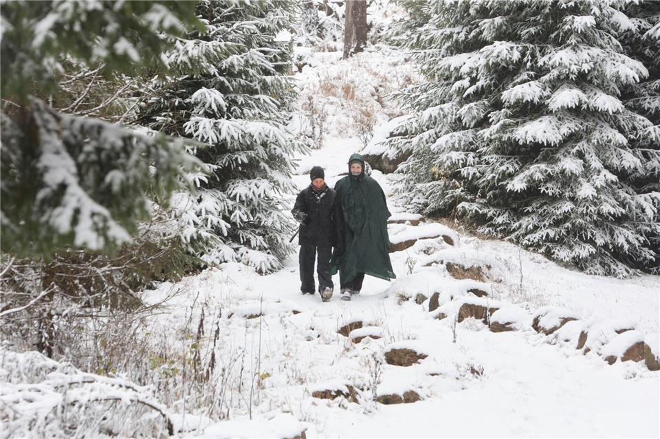 Sturmtief „Joshua“ sorgt für Feuerwehreinsätze im Norden Die ersten Schneeflocken haben den Harz erreicht.Matthias Bein/dpa