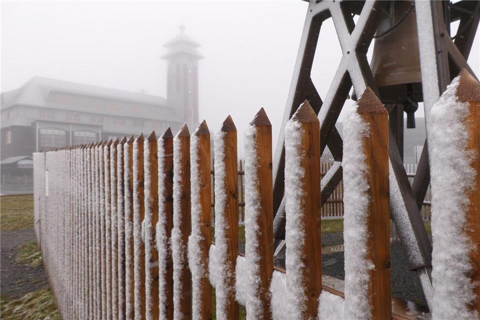 Schneeflocken im Erzgebirge  Die ersten Schneeflocken sind gefallen. (Archivfoto) Bernd März/extremwetter.tv/dpa