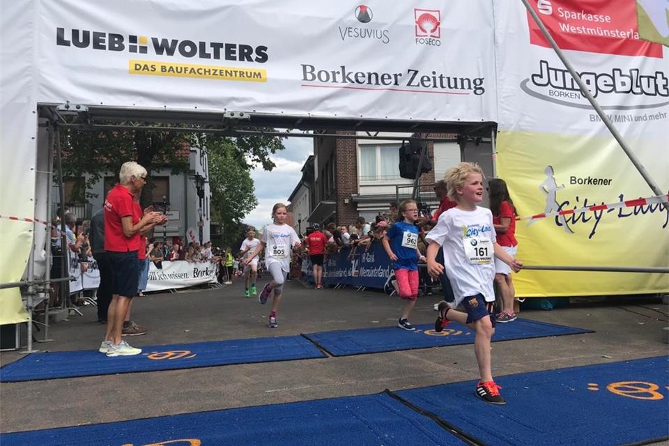 Die ersten Schüler sind bereits wieder im Ziel.
