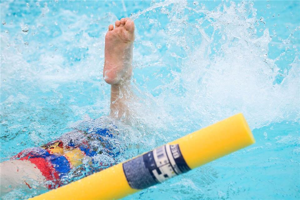 Die ersten Schwimmzüge fallen vielen Kindern schwer. (Symbolbild)Julian Stratenschulte/dpa