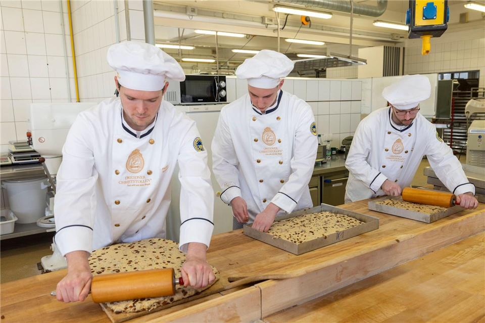 Die ersten Stollenplatten für den Dresdner Riesenstollen sind am Wochenende gebacken worden.Daniel Wagner/dpa