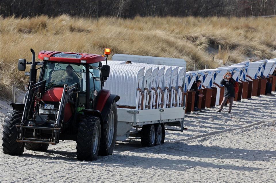 Die ersten Strandkörbe stehen auch am Ostseestrand von Zingst. Bernd Wüstneck/dpa