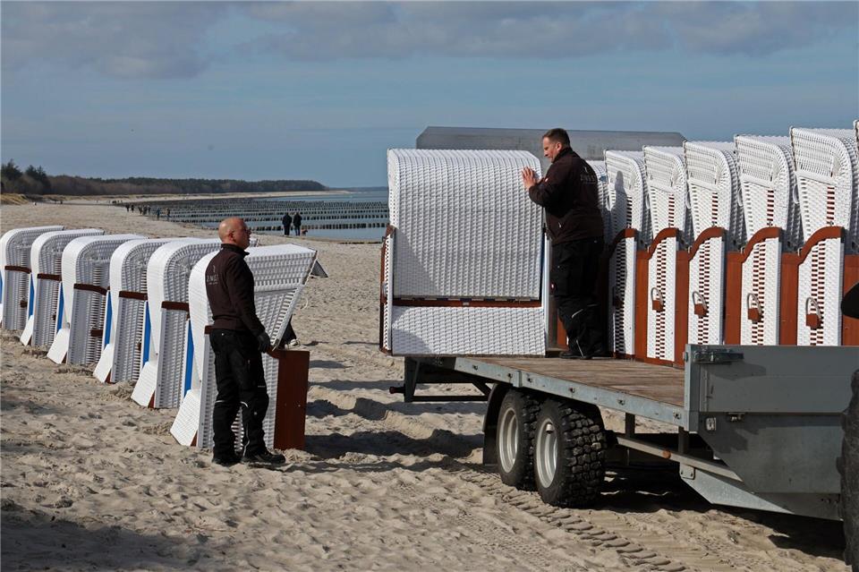 Die ersten Strandkörbe stehen in Reih‘ und Glied am Strand von Zingst.Bernd Wüstneck/dpa