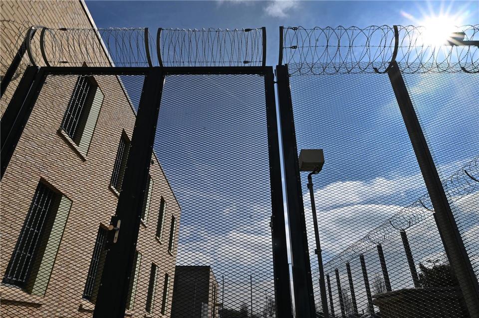 Die ersten ausreisepflichtigen Geflüchteten wurden in der neuen Thüringer Abschiebehaftanstalt in Arnstadt untergebracht. (Archivbild)Martin Schutt/dpa