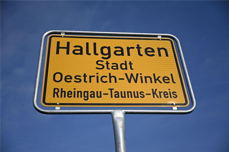 Die ersten von mehreren neuen Ortsschildern wurden in Oestrich-Winkel aufgestellt. Michael Brandt/dpa