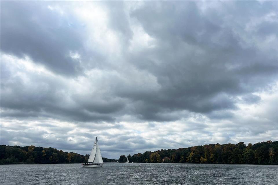 Die erwartete Höchsttemperatur liegt am Donnerstag laut Deutschem Wetterdienst bei 15 Grad. (Symbolbild)Britta Pedersen/dpa