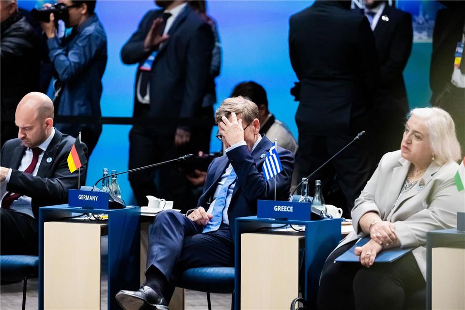 Die europäischen Alliierten müssen nun beraten, was sie Trump beim Gipfel anbieten können. Hier sind der deutsche Außenminister Johann Wadephul (CDU, M) und seine Kollegen aus Frankreich und Griechenland zu sehen.Christoph Soeder/dpa