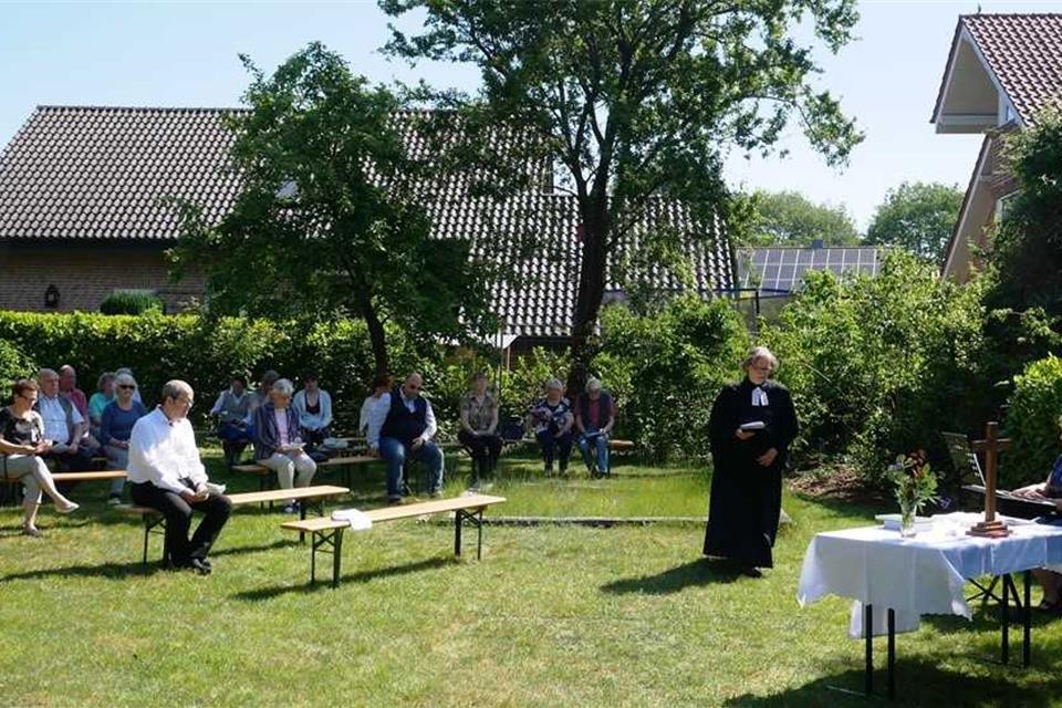 Die evangelische Kirchengemeinde hat in Raesfeld neben dem Glockenturm einen Gottesdienst gefeiert.