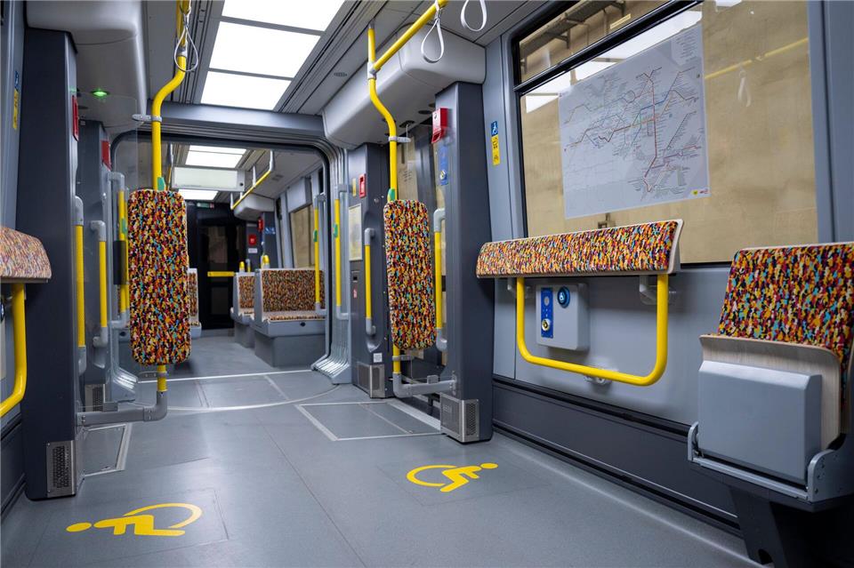 Die extralange Tram bietet Platz für mehr als 300 Reisende.Christophe Gateau/dpa
