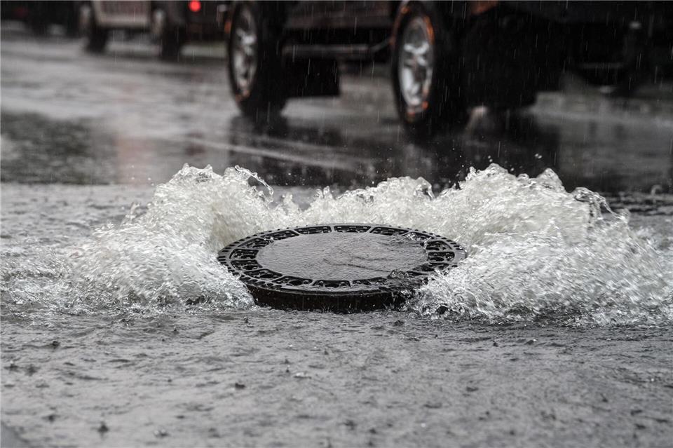 Die extremen Regenfälle fluten die Kanalisation. (Symbolbild)Federico Gambarini/dpa
