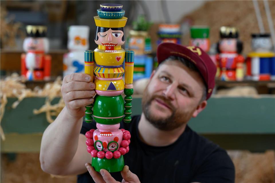 Die farbenfrohen Figuren werden diesen Monat auf einer internationalen Auktion in Leipzig versteigert. Hendrik Schmidt/dpa