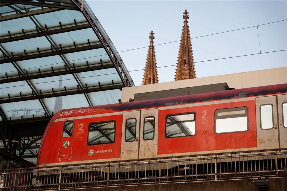 Die fehlerhaften Meldungen betrafen S-Bahnen und Regionalzüge in NRW. (Symbolbild)Henning Kaiser/dpa