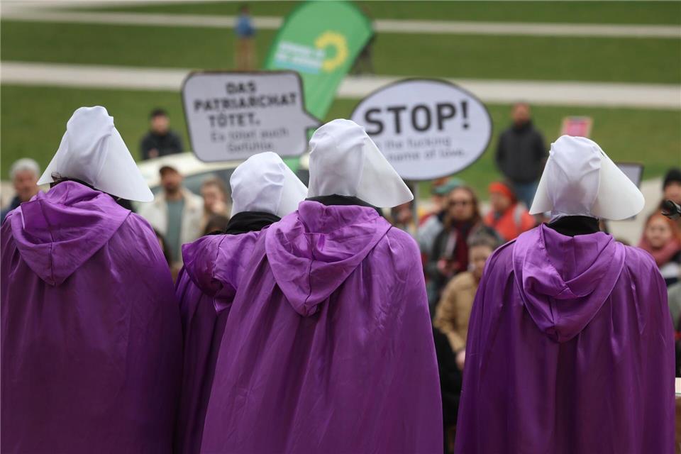 Die feministische Gruppe Handmaids Riot kritisiert noch immer bestehen Machtverhältnisse.Karl-Josef Hildenbrand/dpa