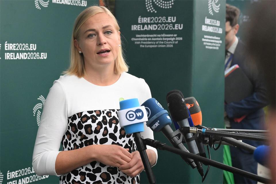 Die finnische Außenministerin Elina Valtonen fordert am Rande des EU-Außenministertreffens in Irland, den Druck auf Moskau zu erhöhen.Michael Brandt/dpa