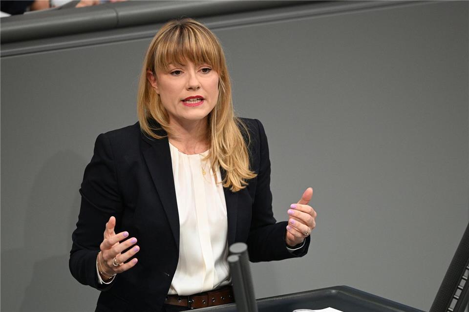 Die fluchtpolitische Sprecherin der Linksfraktion, Clara Bünger, rät der Bundesregierung Schutzsuchenden in Deutschland grundsätzlich den Weg in ein dauerhaftes Bleiberecht zu eröffnen. (Archivbild)Niklas Graeber/dpa