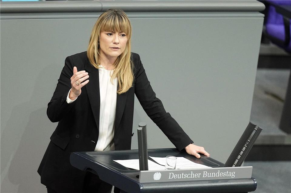 Die fluchtpolitische Sprecherin der Linksfraktion im Bundestag, Clara Bünger, findet, die Bundesregierung sei stark auf Abschiebungen fixiert. (Archivfoto)Michael Kappeler/dpa