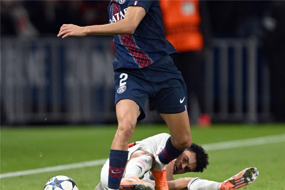 Die folgenschwere Szene: Bayerns Luis Díaz (unten) foult Achraf Hakimi bei seiner Grätsche. Federico Gambarini/dpa