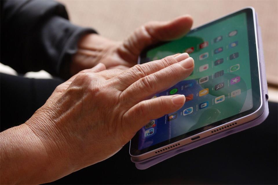 Die fortschreitende Digitalisierung trifft auch andere Lebensbereiche. (Symbolbild)Fernando Gutierrez-Juarez/dpa