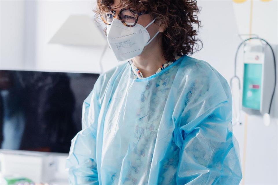 Die französische Nobelpreisträgerin Emmanuelle Charpentier steht in einem Krankenhauszimmer.Mariia Streltsova/Charité/dpa