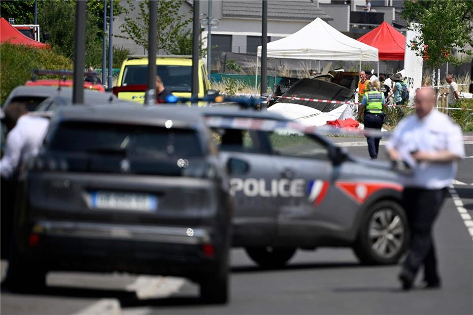 Die französische Polizei hat die Unglücksstelle abgesperrt.Jean-Christophe Verhaegen/AFP/dpa